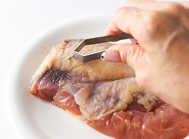 予め常温になじませておき、羽根が残っている場合は骨抜きなので抜く