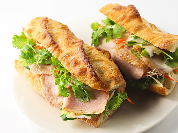 バゲットにサンドでバインミー風