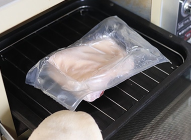 冷凍のまま皮を上にした状態でパックごと、予熱したオーブンへ。