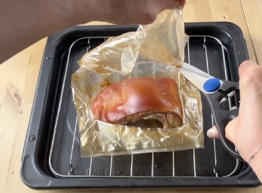 加熱後、粗熱がとれたらパックを開封。