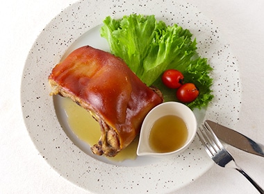 パックに残った肉汁は捨てずにソースとして活用。