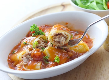 筒にツナを詰めたトマトソースのパスタ