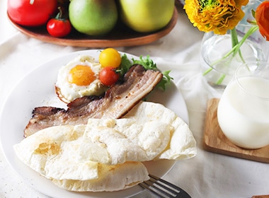 トーストしたふっくらトルティーヤで朝食プレート