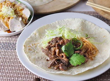 十勝ジンギスカンを包んでアジアンテイストなタコ