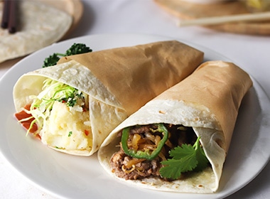 お肉やハム、ポテトサラダ、野菜を包んでラップサンド