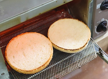 バンスのカット面をフライパンまたはトースターで軽く焼く