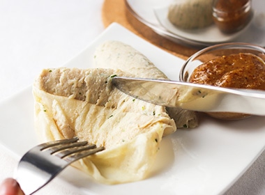 反対側も同じ様に皮から外し、スイートマスタードでお召上がりください。