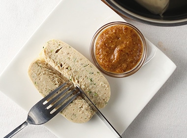 ナイフを立て白ソーセージに一直線に下まで切れ目を入れます