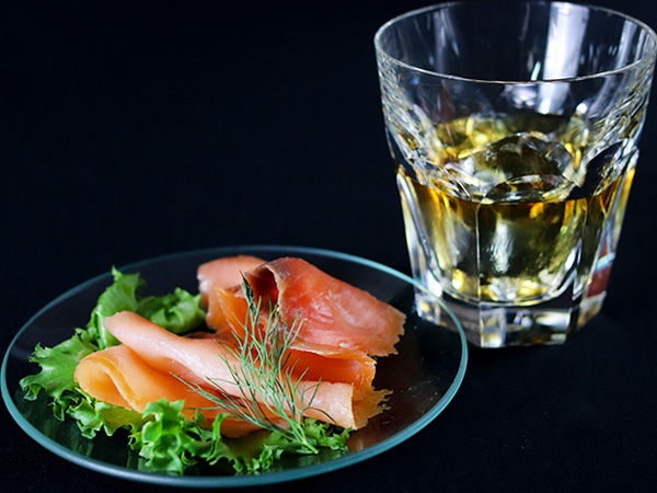 オーク_ウィスキーとスモークサーモン