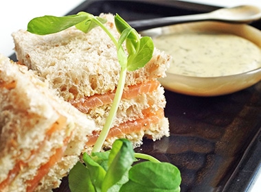 ライ麦パンとサーモンのサンドイッチ