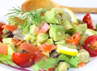 信州スモークサーモンとアボカドのサラダ