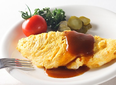 スパイシーなオムレツのソースに