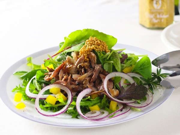 うずらコンフィのサラダにマスタード