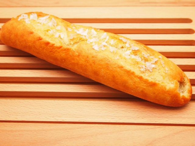 フレークソルトとブレス産バターの塩パン